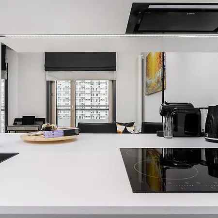 Premium With Free Parking & Balcony Mennica ורשה