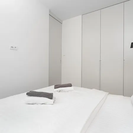 Premium With Free Parking & Balcony Mennica