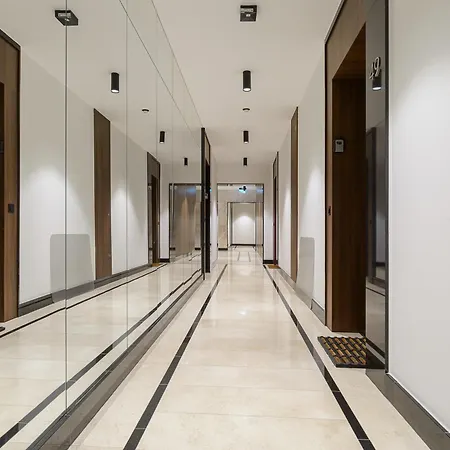 Premium With Free Parking & Balcony Mennica 아파트