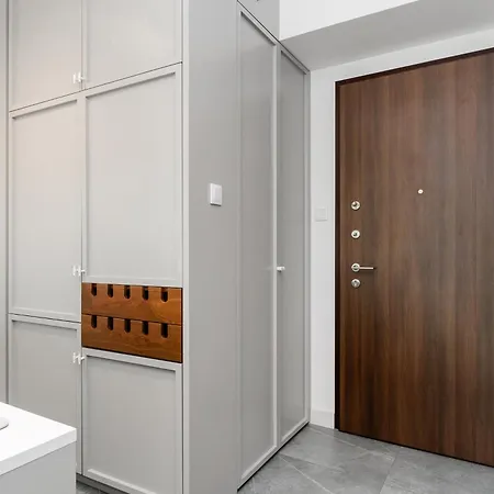 Premium With Free Parking & Balcony Mennica Apartment Warschau