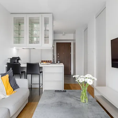 Premium With Free Parking & Balcony Mennica Apartment Warschau