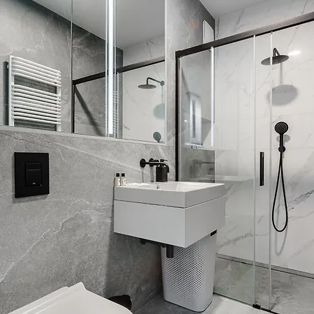 Premium With Free Parking & Balcony Mennica