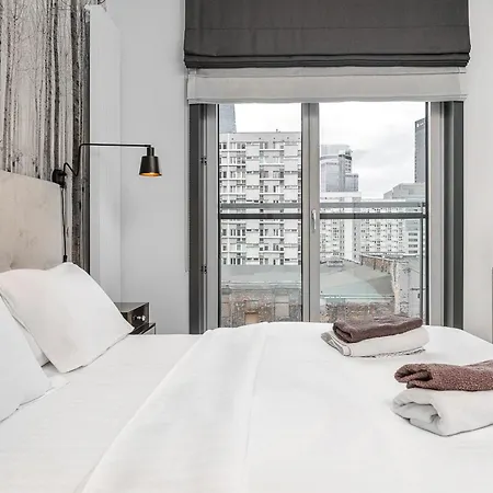 Premium With Free Parking & Balcony Mennica Apartment Warschau