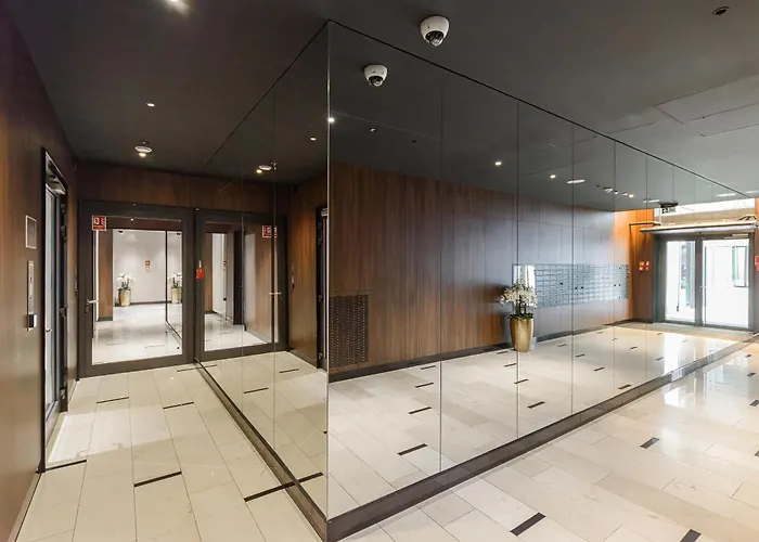 Premium With Free Parking & Balcony Mennica 公寓