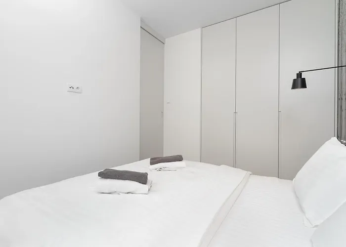 Premium With Free Parking & Balcony Mennica