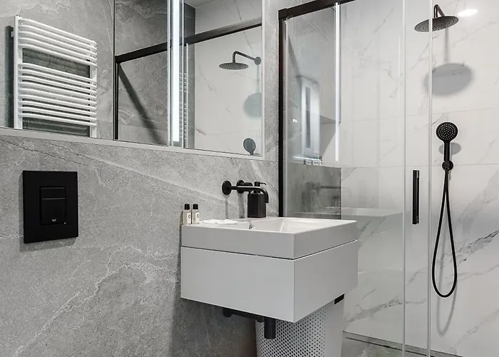 Premium With Free Parking & Balcony Mennica